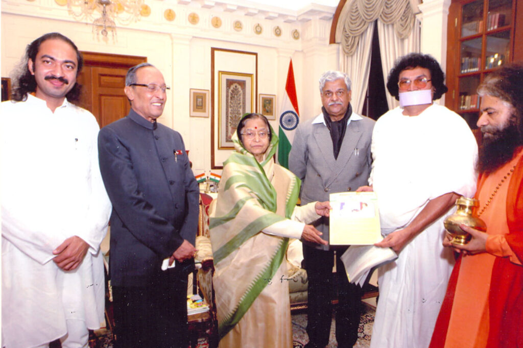 Sunil Yogachrya with Shri Mati Pratibha Patil, President of India, Shri Jaiprakash Jaishwal, Member of Parliament, Achrya Lokesh Muni president of Ahimsha Vishwa Bharti and Swami Chidanand Muni president of Parmarth Niketan